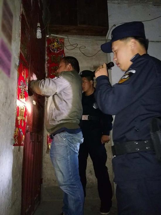 桂林粗心妈妈误将幼女锁家中 民警全城寻开锁师傅开门